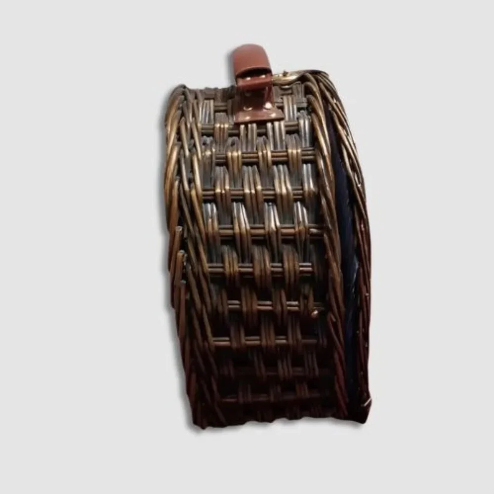VINTAGE PICNIC BASKET Brown Classic Old Fashioned Outdoors Complete Set For Four